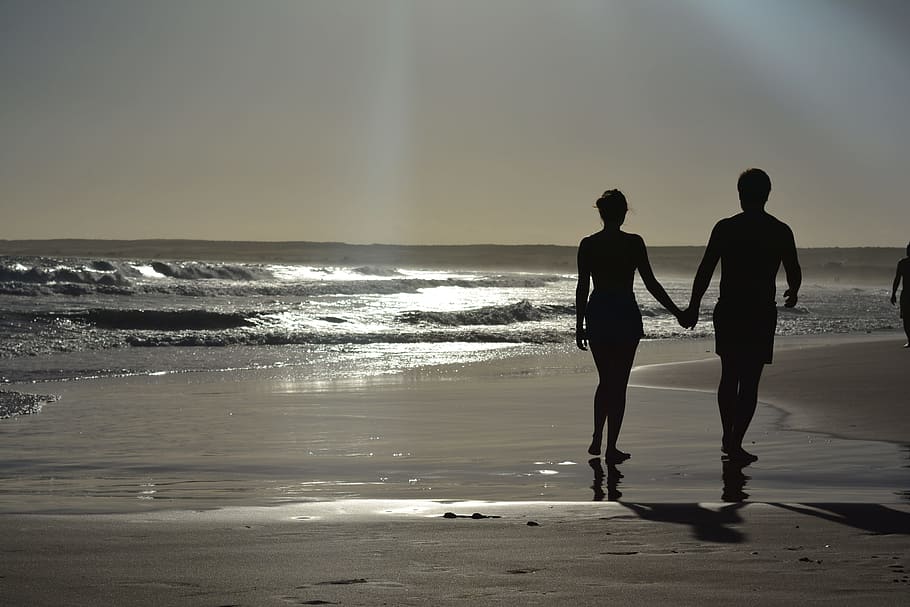 fotografía de silueta, hombre, mujer, mar, playa, puesta de sol, romántico, pareja, amor, paisaje