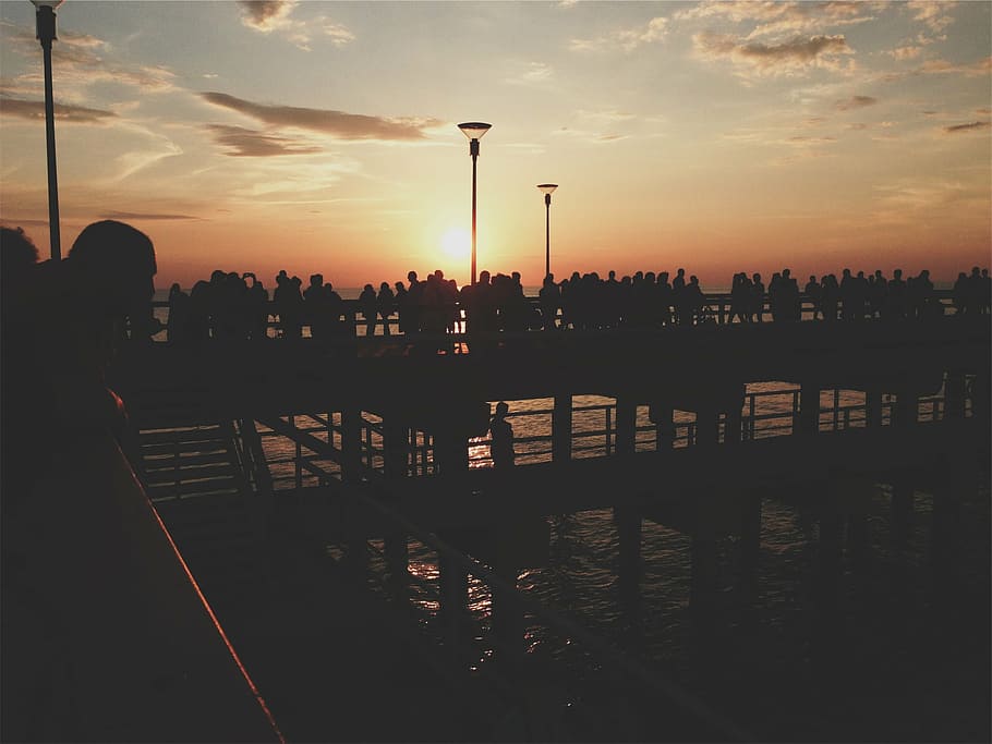 bajo, fotografía ligera, gente, marrón, de madera, paseo marítimo, silueta, muelle, puesta de sol, multitud