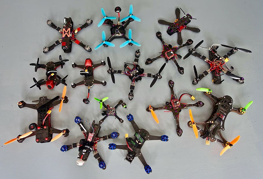 berbagai macam warna quadcopter, quadcopter, drone, desain, penerbangan, udara, teknologi, inovasi, robot, variasi