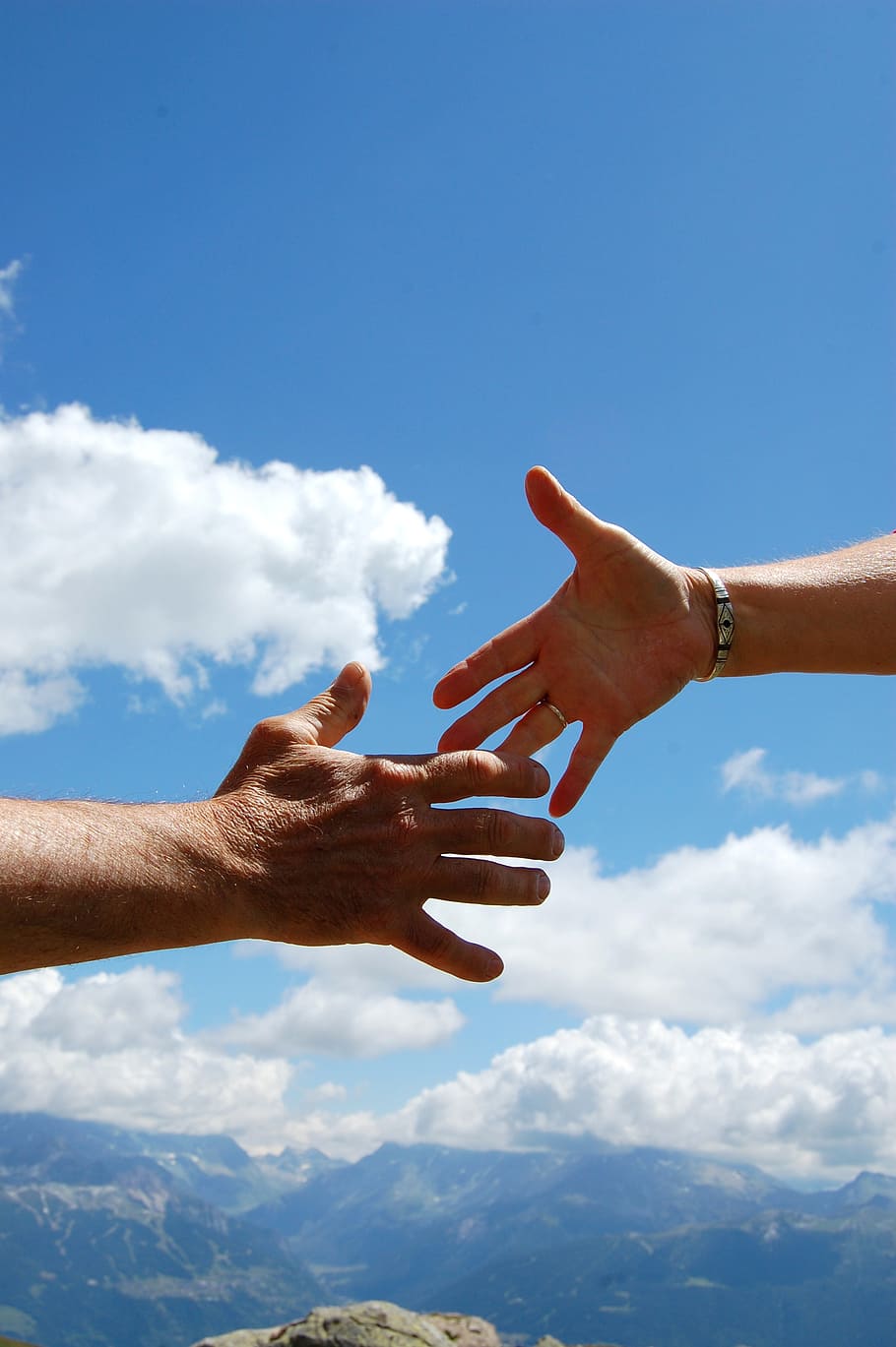 dos, manos, alcanzando, solidaridad, cielo, apretón de manos, hombre mujer, nubes, azul, optimismo