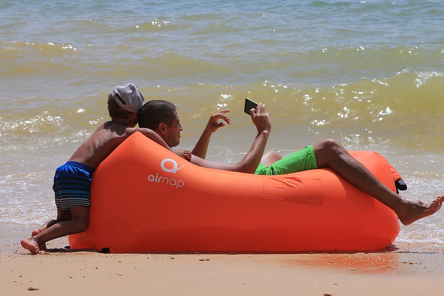 mar, playa, viaje, costa, selfie, familia, vacaciones, padre e hijo, naranja, inflable