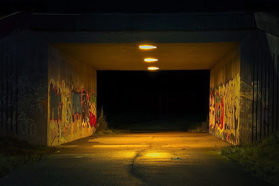 Gris, hormigón, túnel, convertido, luz, graffiti de pared, camisón, encendido, pared, graffiti