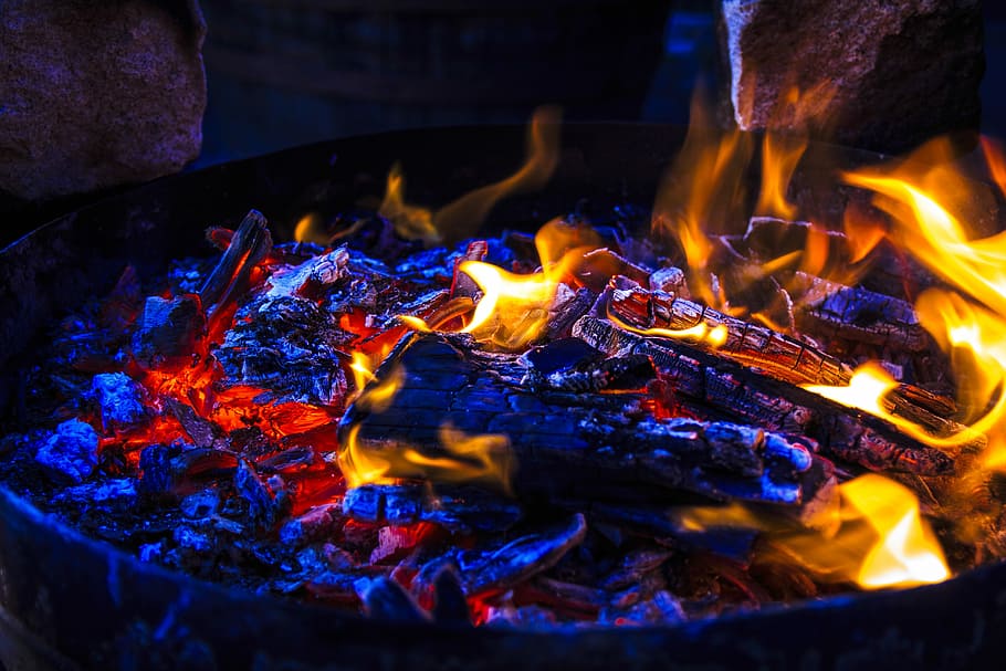 薪の燃焼, 火, 熱い, 直火, フレアアップ, 熱, 暖炉, 喜びの火, キャンプファイヤー, 冒険