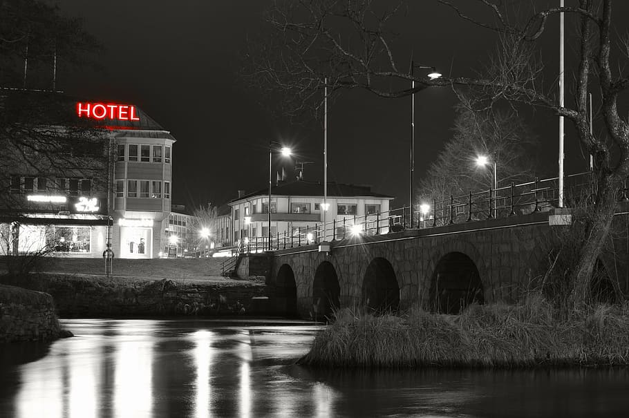 foto em escala de cinza do hotel, preto, branco, monocromático, arquitetura, construção, preto e branco, cidade, sinalização, rio
