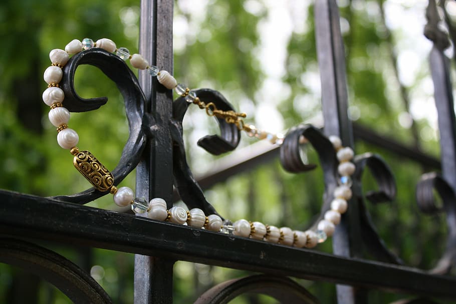 pearl, chaplet, ornament, focus on foreground, metal, day, close-up, barrier, nature, selective focus