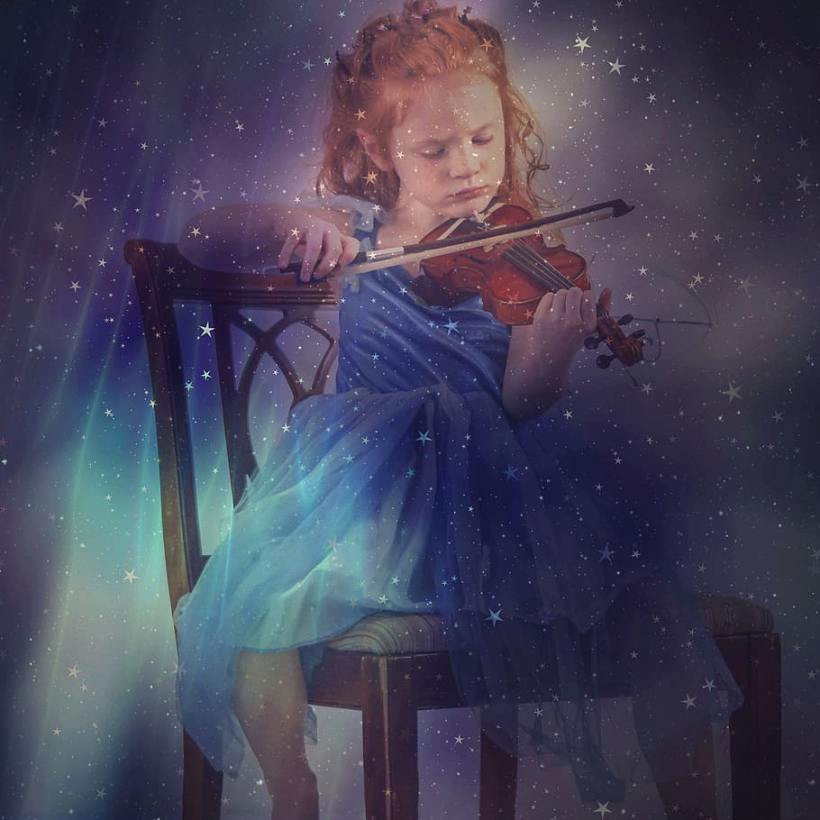 Niña, jugando, violín, sentado, silla, niño, música, concierto, poesía, magnífico