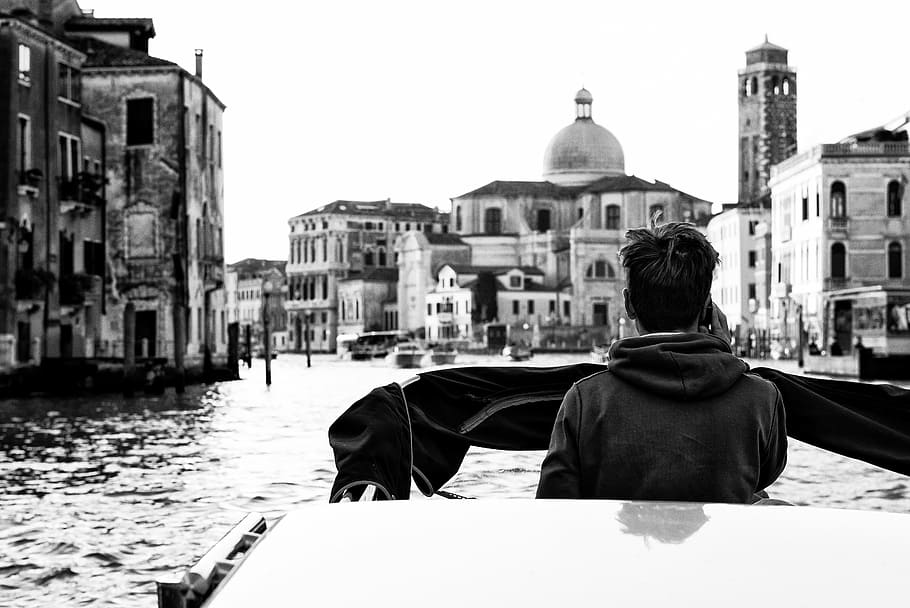 foto grayscale, manusia, berdiri, perahu, Italia, Venesia, saluran, historis, laguna, air