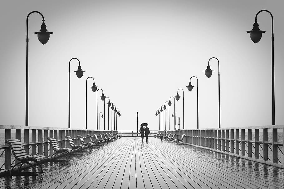 homem, mulher, de pé, cercado, mensagens luminosas fotografia em escala de cinza, calçadão, amor, mar, cais, férias