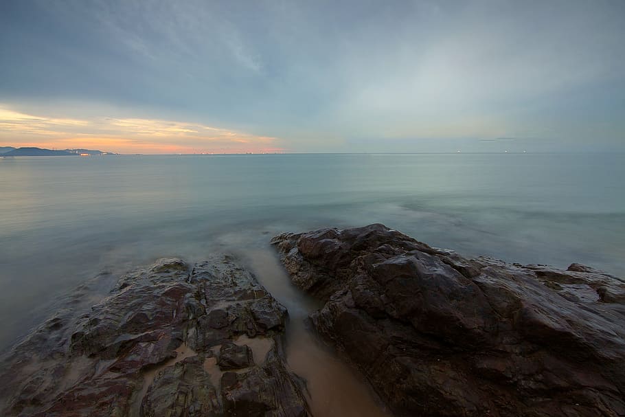 fotografía de paisaje, orilla del mar, mar, agua, rocas, horizonte, nubes, cielo, puesta de sol, naturaleza