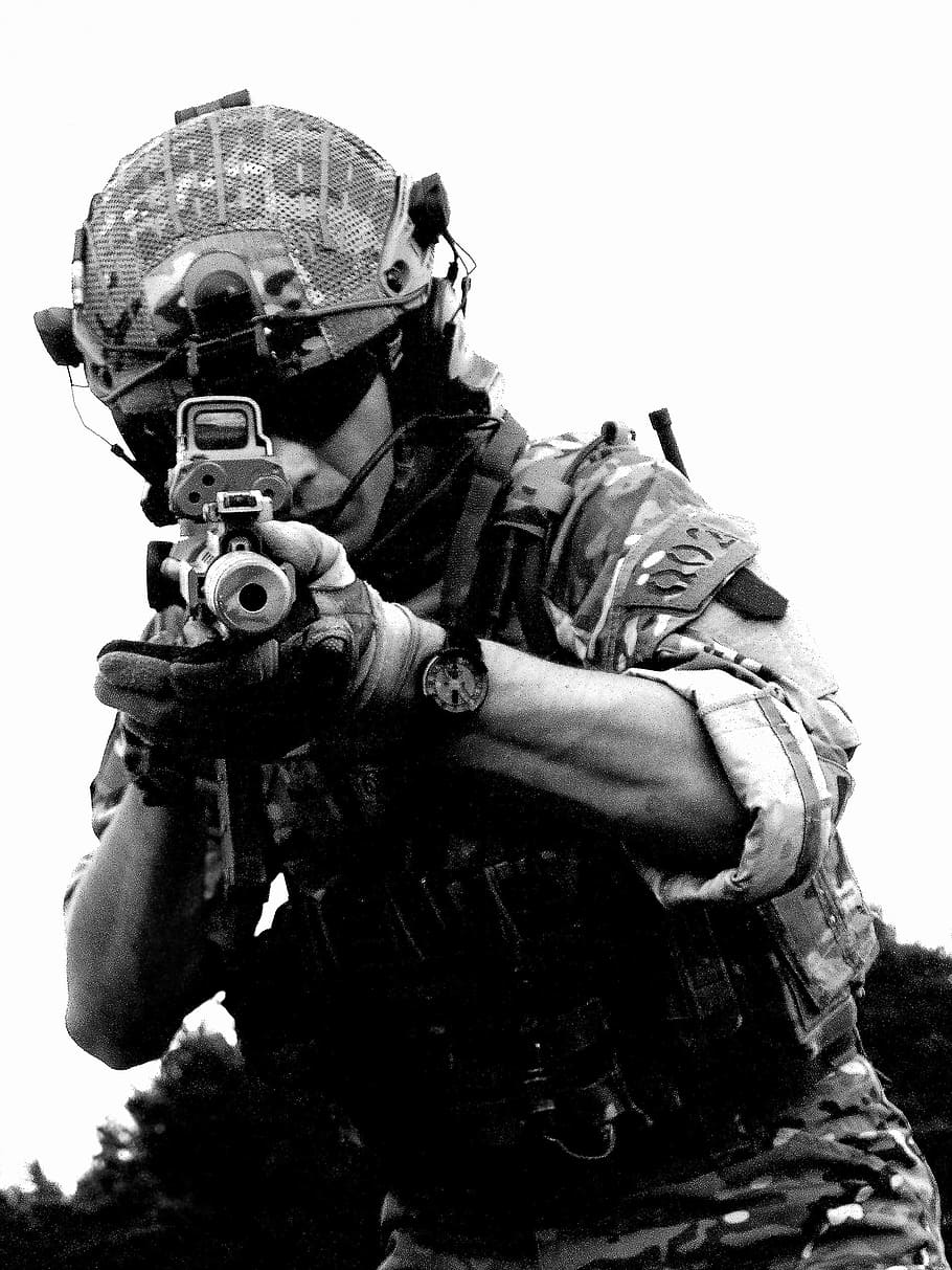 soldado, tenencia, rifle, mira reflectante, vistiendo, completo, militar, foto de engranaje en escala de grises, equipo, escala de grises
