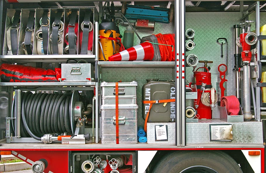herramientas de camión de bomberos de colores variados, adentro, camión, bomberos, camión de bomberos, bombero voluntario, eliminar, salvar vidas, ejercicio, extinción de incendios