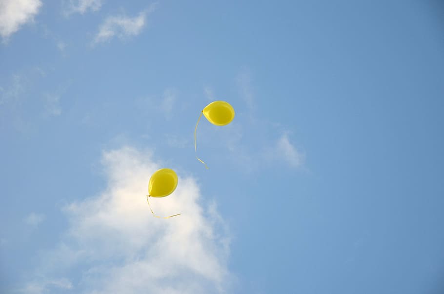 cielo azul, globos, dos, aire, colorido, cielo, amarillo, globo amarillo, globo, volando