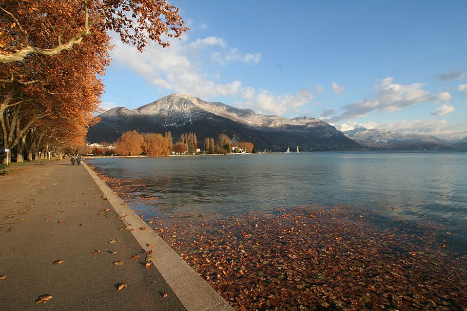 annecy lake, annecy, water's edge, water, mountain, sky, cloud - sky, beauty in nature, nature, scenics - nature