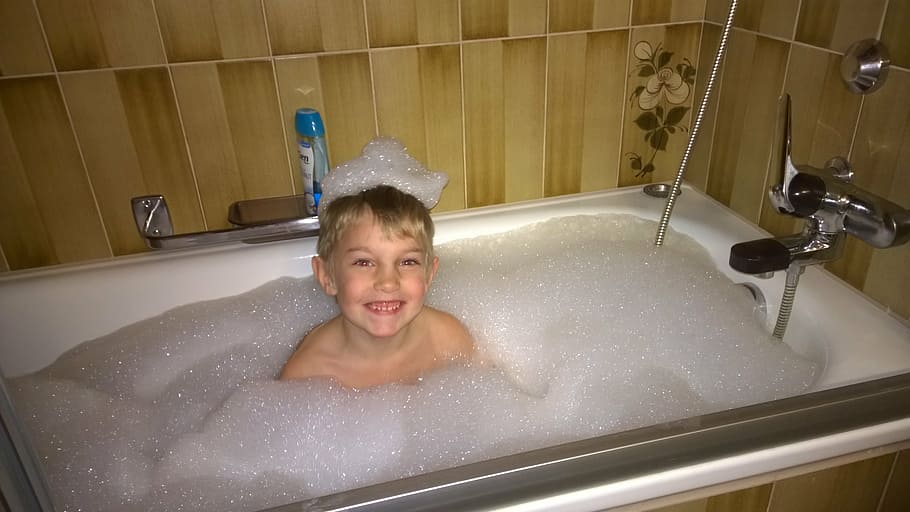 menino, sentado, banheira, bolhas, banho, criança, espuma, espuma de banho, ruim, lavar o cabelo