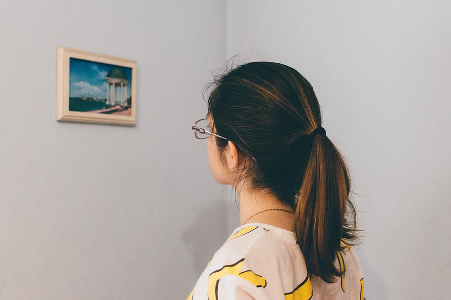 woman, eyeglasses, standing, staring, painting, wall, painting on the wall, women, adult, one Person