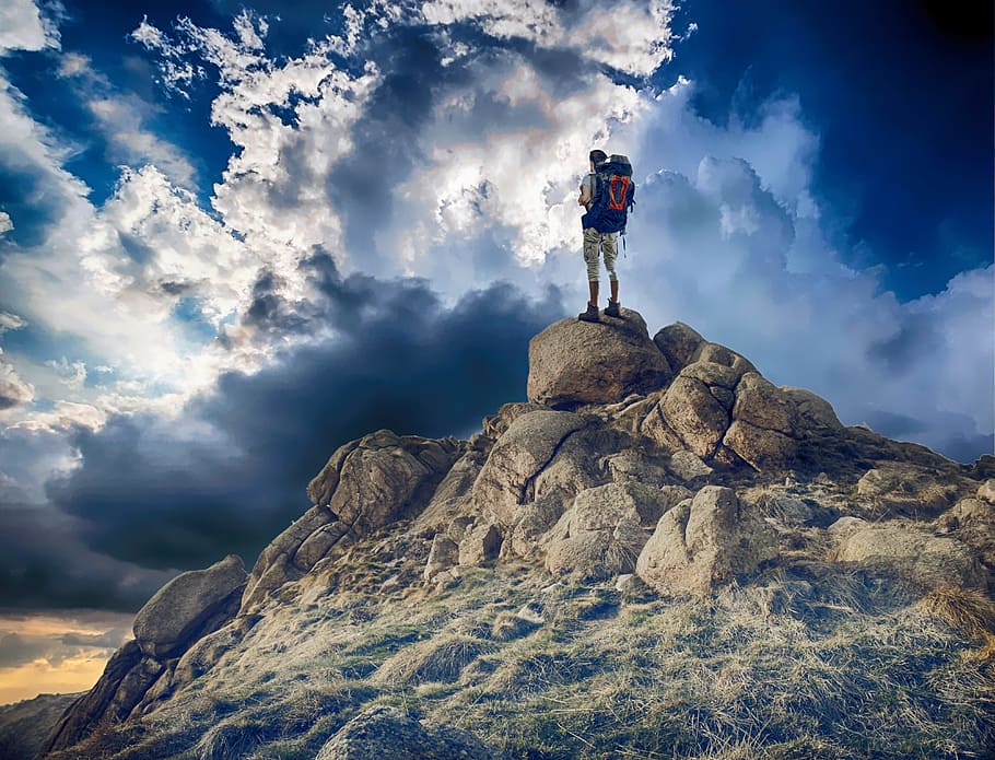 persona, excursionismo, en pie, piedra, cima, colina, en la cima, montaña, cielo azul, alpinista