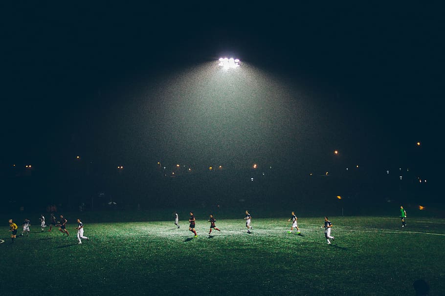 Fútbol, ​​partido, luces nocturnas, luces, noche, deporte, gente, hierba, al aire libre, multitud