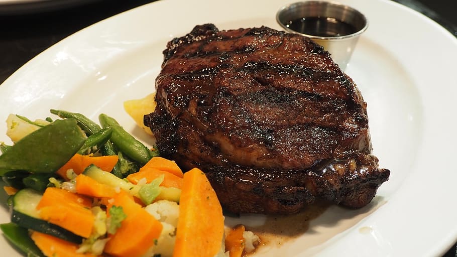 steak di atas piring, steak, lezat, makanan, panggang, makan malam steak, makan malam, daging, makan, daging sapi