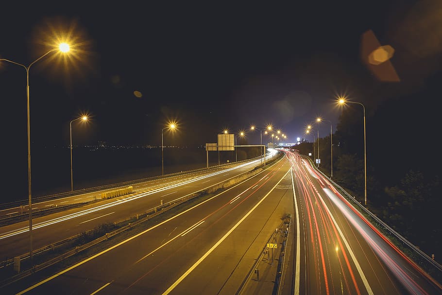 luces de coche nocturno, carretera, noche, coche, luces encendidas, en el camino, tráfico, transporte, autopista, velocidad