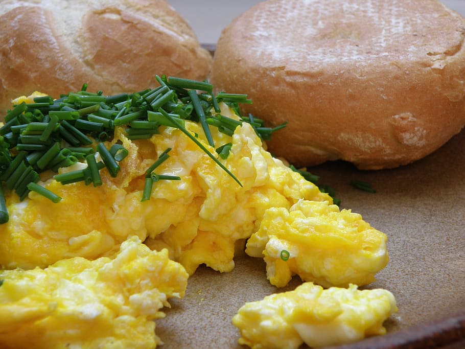 desayuno, huevos revueltos, bollo, cebollino, huevos, Comida, comida y bebida, primer plano, listo para comer, en interiores