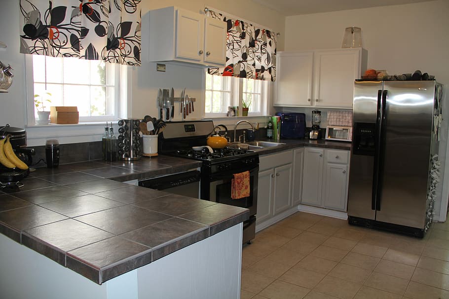 灰色のサイドバイサイド冷蔵庫, キッチン, セットアップ, オープン, ホーム, 家, インテリア, デザイン, キッチンインテリア, リビング