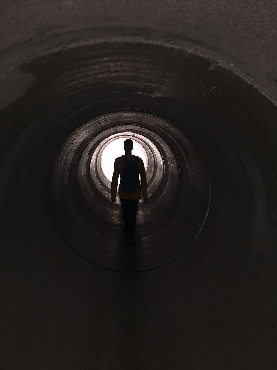 manusia, lewat, terowongan, tabung terowongan, cahaya di ujung terowongan, kesuraman, tabung, tabung beton, saluran, tabung saluran