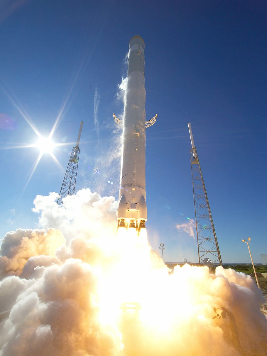 blanco, transbordador espacial, toma, durante el día, despegue, lanzamiento de cohetes, Spacex, lanzamiento, llamas, propulsión