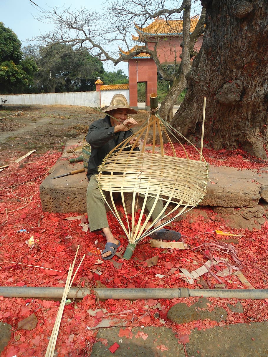 China, homem, tecelagem de cesto, fabricação, trabalho, arte, fora, árvores, edifícios, tecelagem