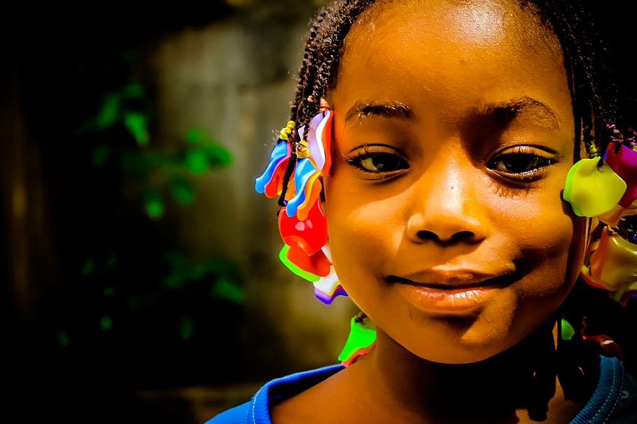 selectivo, fotografía de enfoque, niña, pinzas para el cabello, niño africano, inocente, cara bonita, cuentas africanas, niño, etnia africana