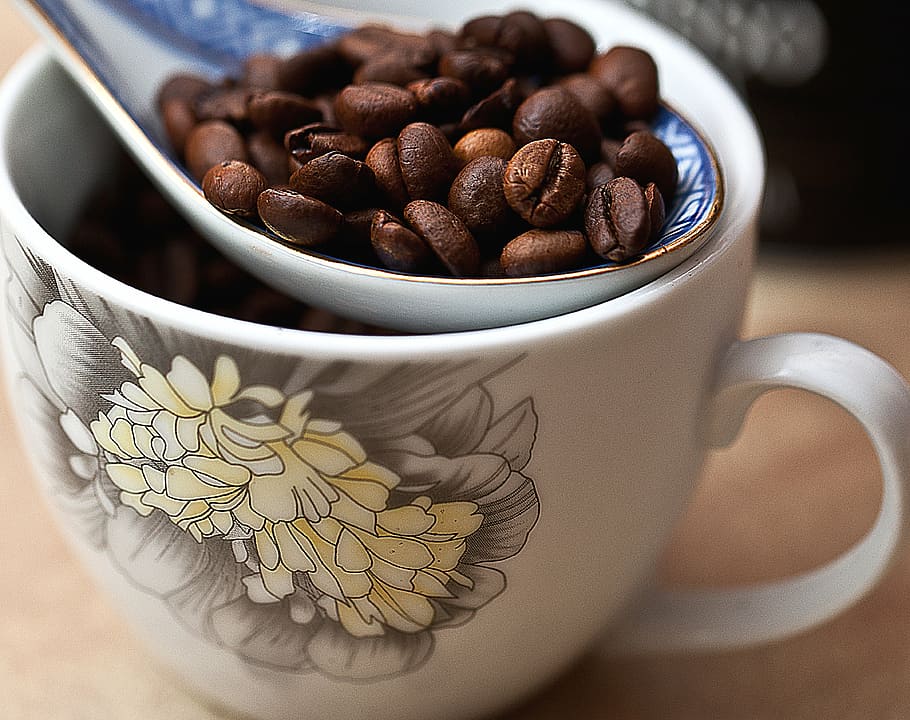 café, granos de café, café de grano, café tostado, la variedad de café, arábica, robusta, estimulante, aroma, cafeína