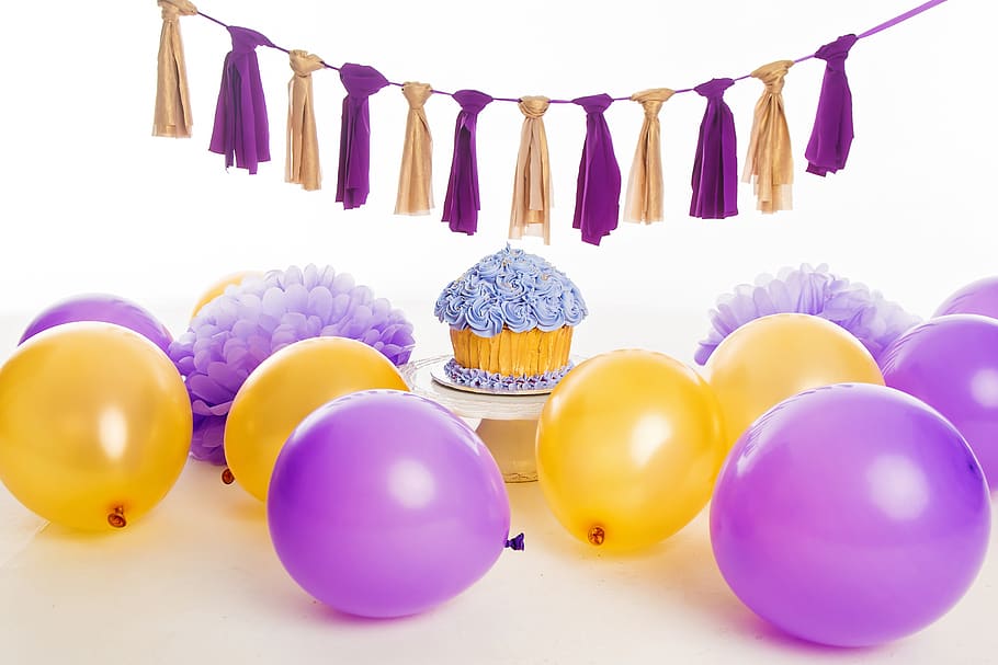 kue, latar belakang, kue pecah, ulang tahun, balon, spanduk, kuning, ungu, latar belakang putih, foto studio