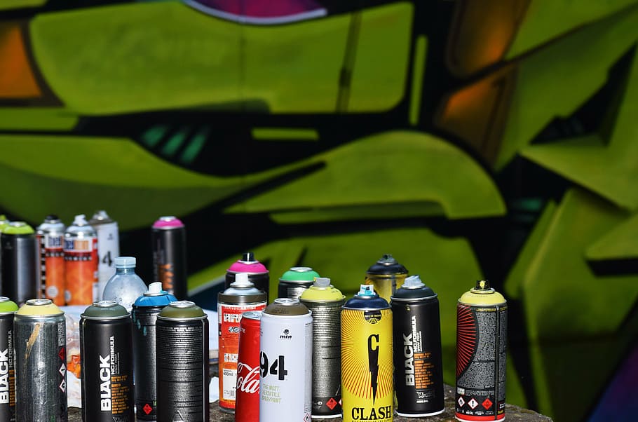 lote de garrafa de spray de cores sortidas, mesa, colorido, lata, garrafa, spray, pintar, ninguém, recipiente, variação