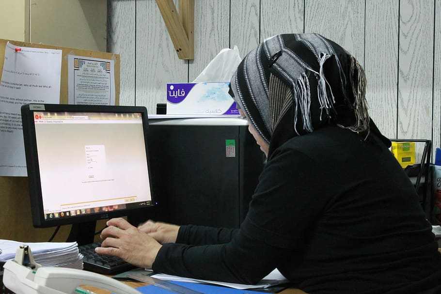 mulher, preto, hijab, usando, computador, escritório, mulher de preto, frustrado, feminino, trabalhador