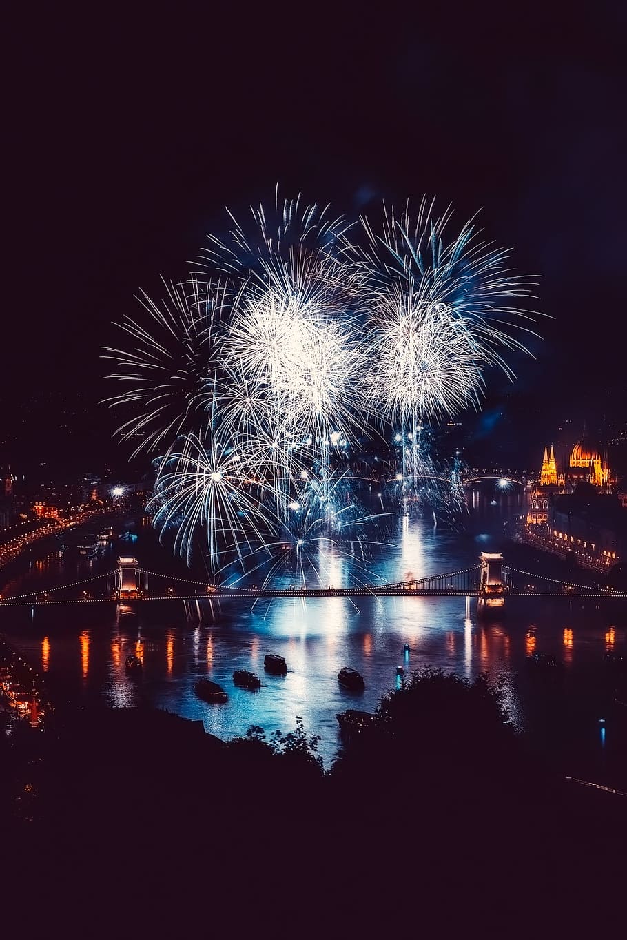 budapest, hungria, ciudad, urbano, fuegos artificiales, celebracion, puente, rio, luces, reflexiones