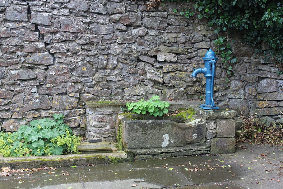 vila inglesa, bomba de água, tubo vertical, cena idílica da vila, muro de pedra seco, cena da vila de derbyshire, parede, parede de pedra, estrutura construída, dia