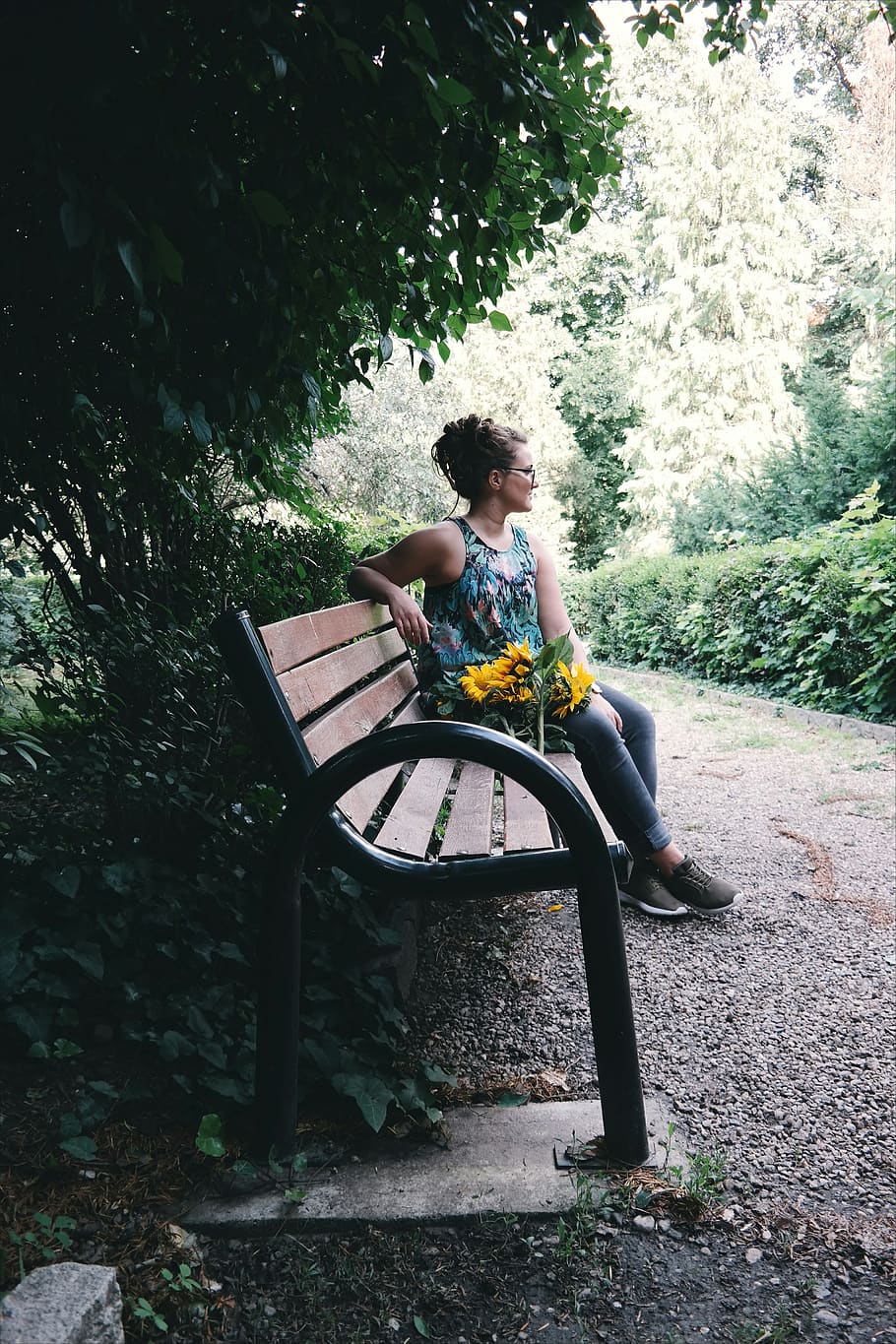 orang, gadis, duduk, menunggu, sendirian, bangku, alam, bunga, pohon, hijau