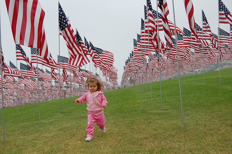 niña, corriendo, lote de bandera de EE. UU., niño pequeño, patriota, patriótico, banderas, EE. UU., América, barras y estrellas