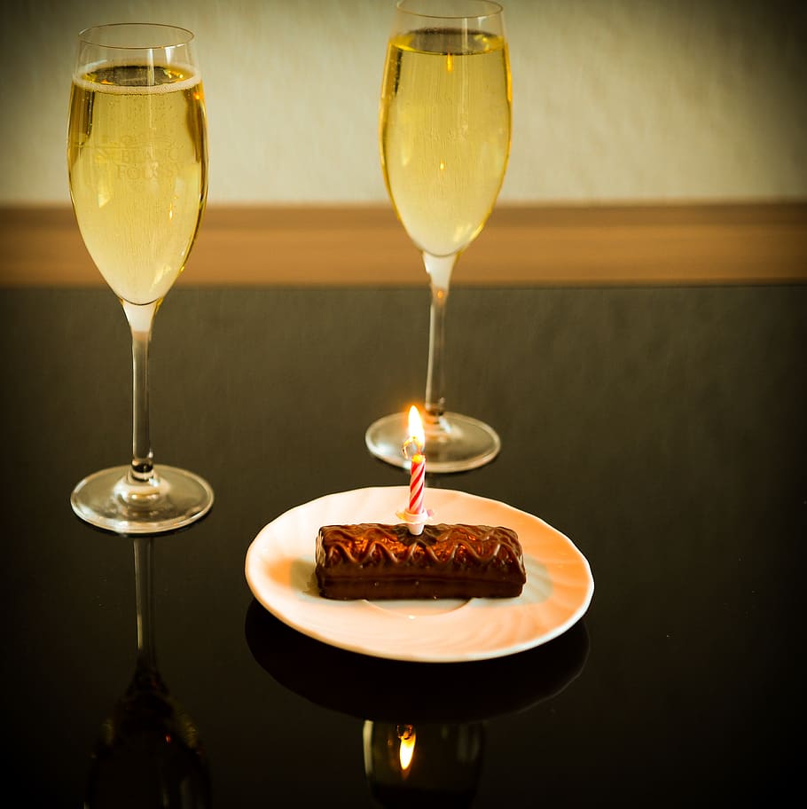 kue, lilin, di samping, gelas anggur, ulang tahun, pesta ulang tahun, perayaan, festival, selamat, meja ulang tahun