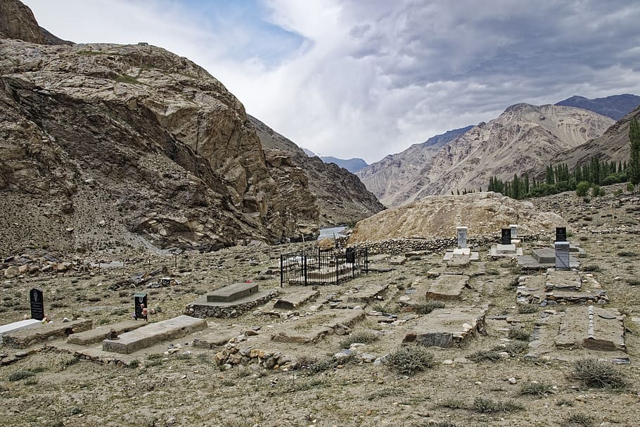 tajikistan, cemetery, province of mountain-badakhshan, pandsch valley, landscape, mountains, border area, afghanistan, the pamir highway, mountain
