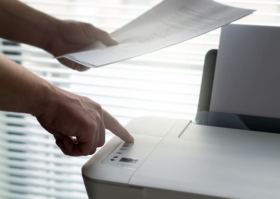 Impresora de escritorio blanca, blanca, 3 en 1, impresora, uso, impresión, operación, prensa, botón, funcionamiento