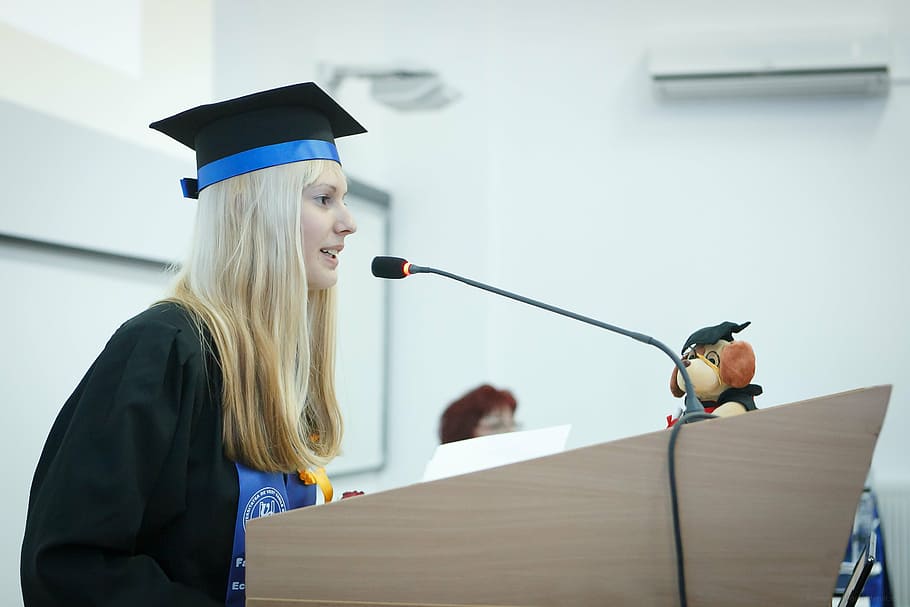 mulher, em pé, frente, escrivaninha, microfone, graduação, dia de graduação, Graduação da faculdade, faculdade, pós-graduação