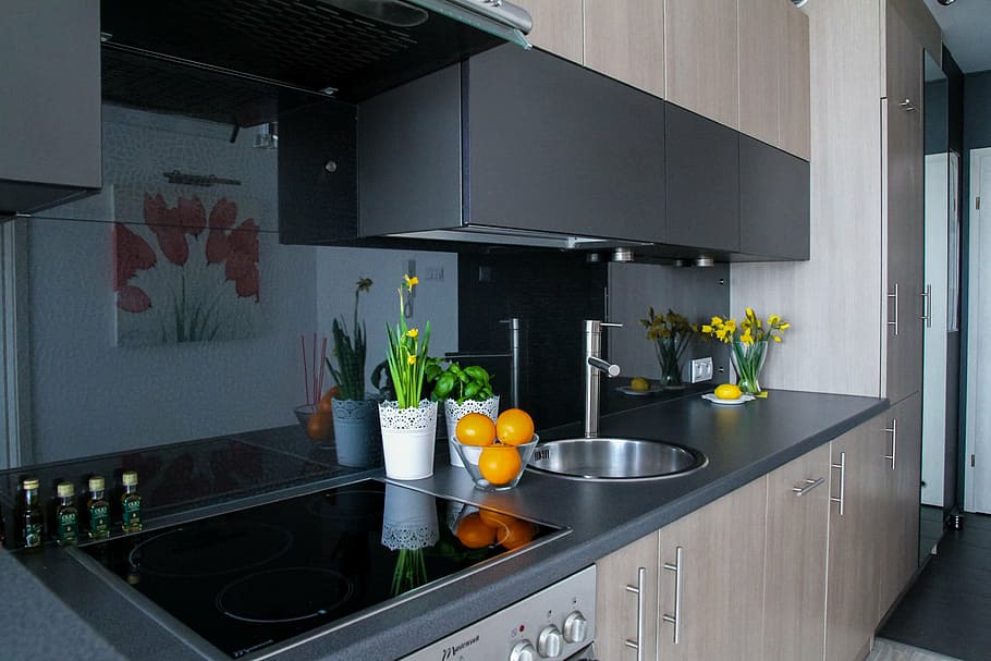 negro, mesa de cocina con encimera de mármol, gris, madera, armarios bajos, apartamento, habitación, casa, interior residencial, diseño de interiores