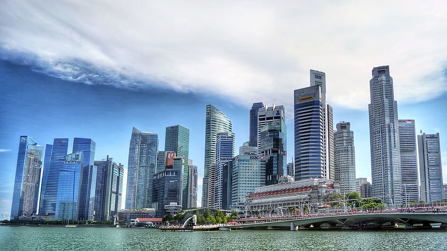gris, concreto, edificio, durante el día, singapur, río singapur, horizonte, agua, distrito financiero, rascacielos