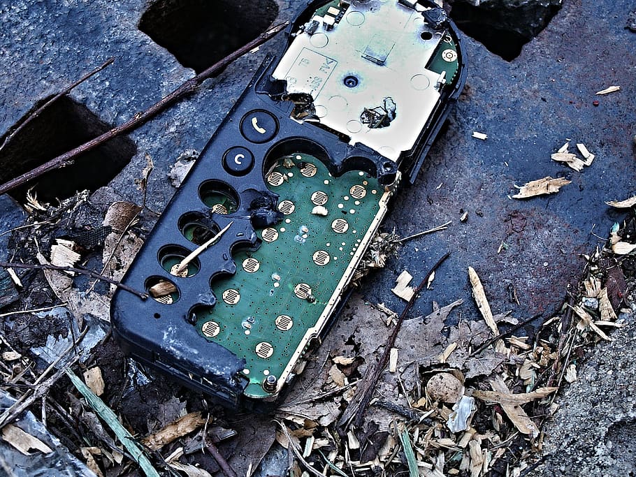 teléfono móvil, destruido, desperdicio, basura, vista de ángulo alto, sin gente, abandonado, metal, día, naturaleza muerta