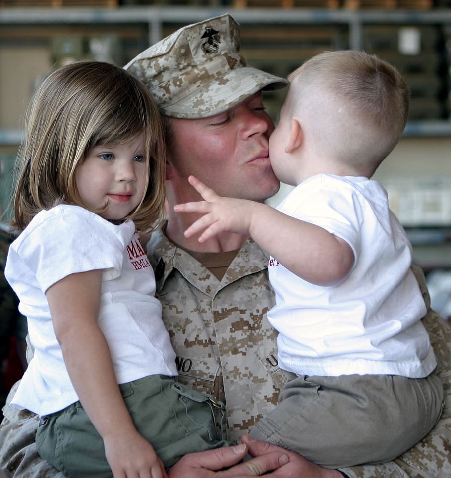 soldado, carregando, dois, bebês, crianças, família, marinha, amor, beijo, macho