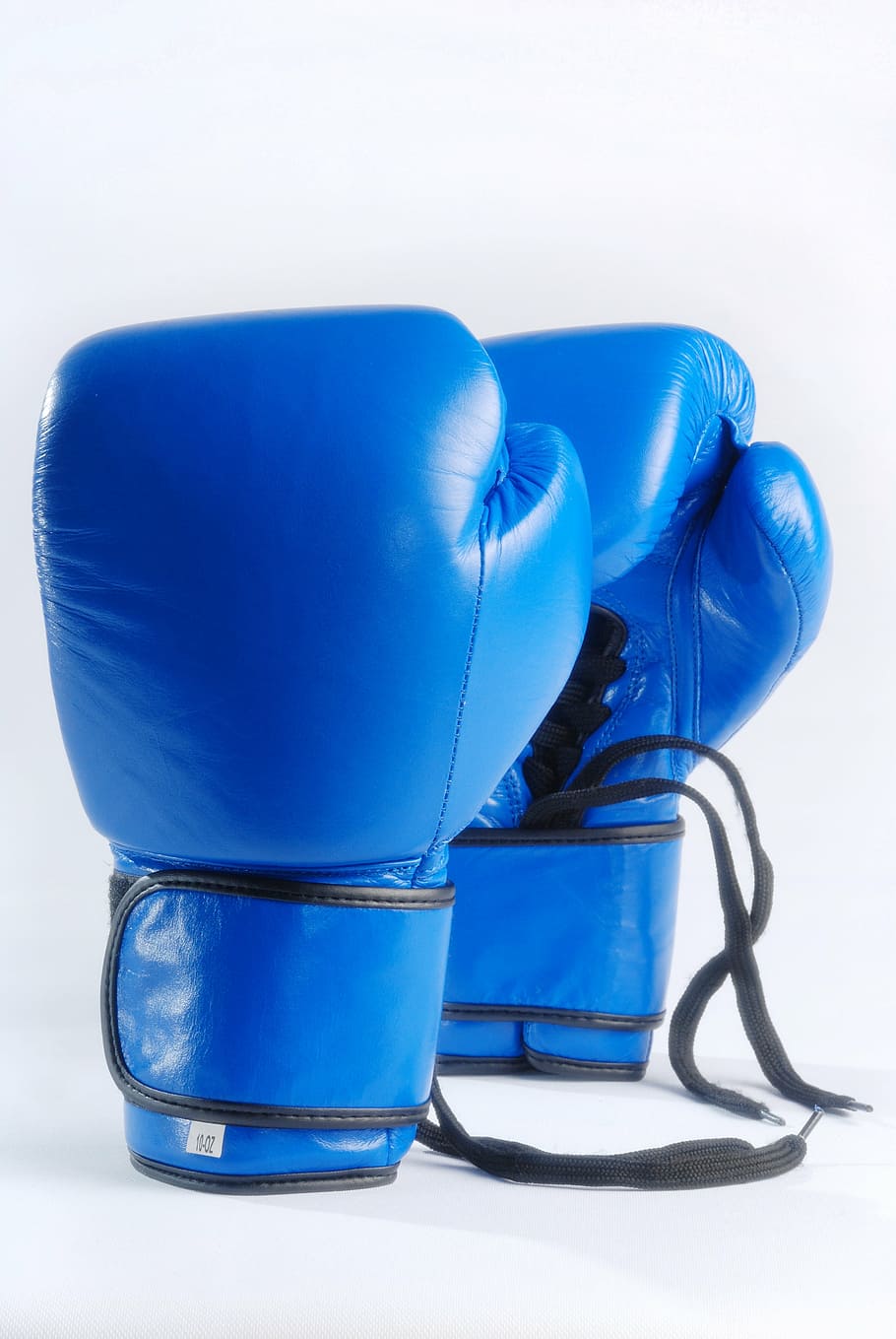 Par, guantes de boxeo, guantes de boxeo azules, aislado sobre fondo blanco, lucha, deporte, boxeo, equipo, competencia, violencia