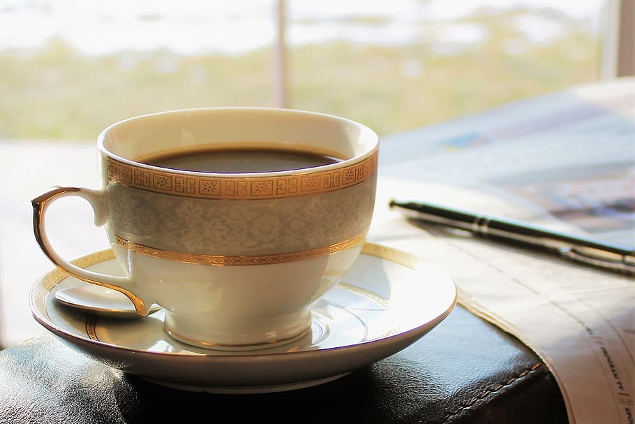 커피 잔, 채워진, 검은, 커피, 기분 좋은, 집에서, 신문, 커피를 마시다, 신문을 읽다, 뉴스