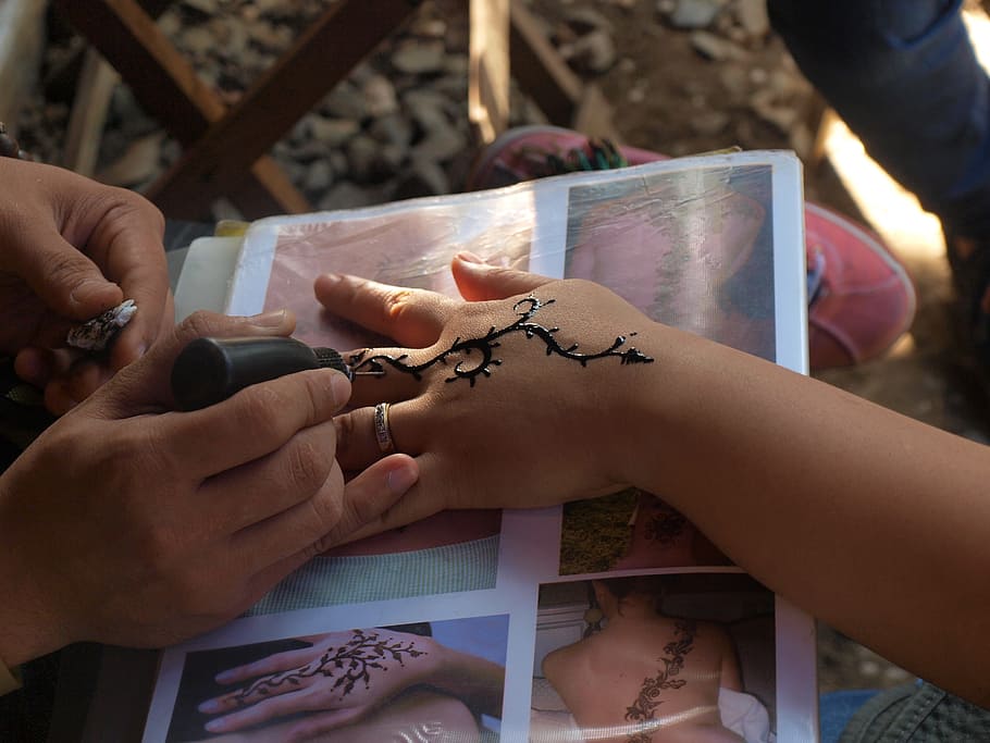 persona haciendo tatuaje, henna, tatuaje, arte, mano, diseño, tribal, tradicional, asiático, cultura