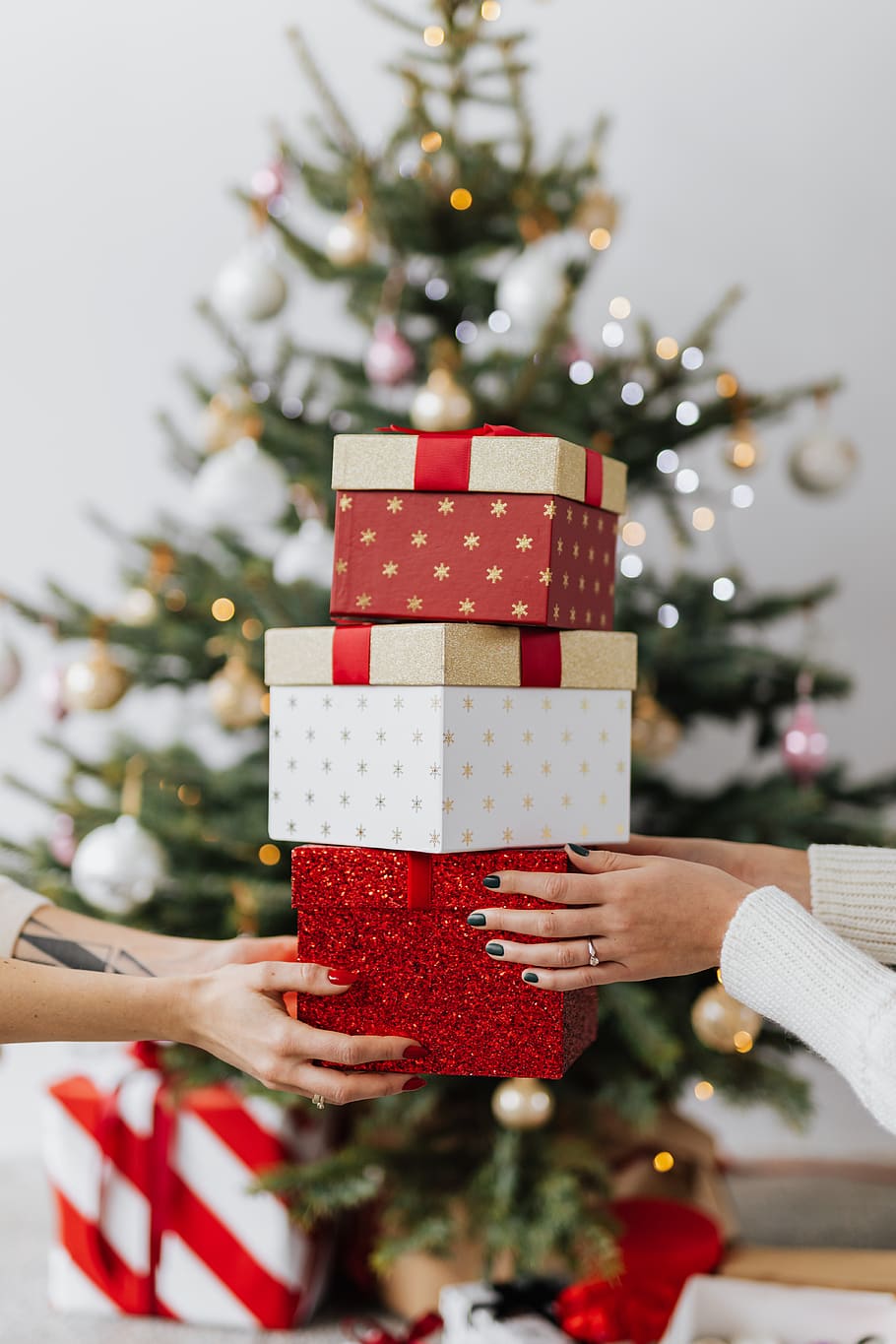 regalo de navidad, presente, regalo, regalos, caja de regalo, tenencia de regalo, decoración de navidad, fondo de navidad, luces de navidad, bolas de navidad
