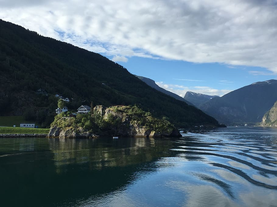 Noruega, fiordo de Flam, isla, vía fluvial, fiordo, montaña, Escandinavia, agua, pintorescos - naturaleza, cielo